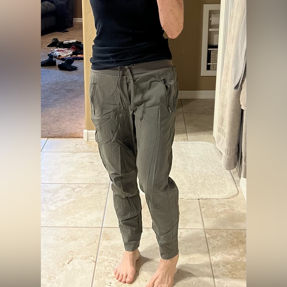 Athleta Trekkie North Jogger
Size 4
Olive green - Picture 7 of 7